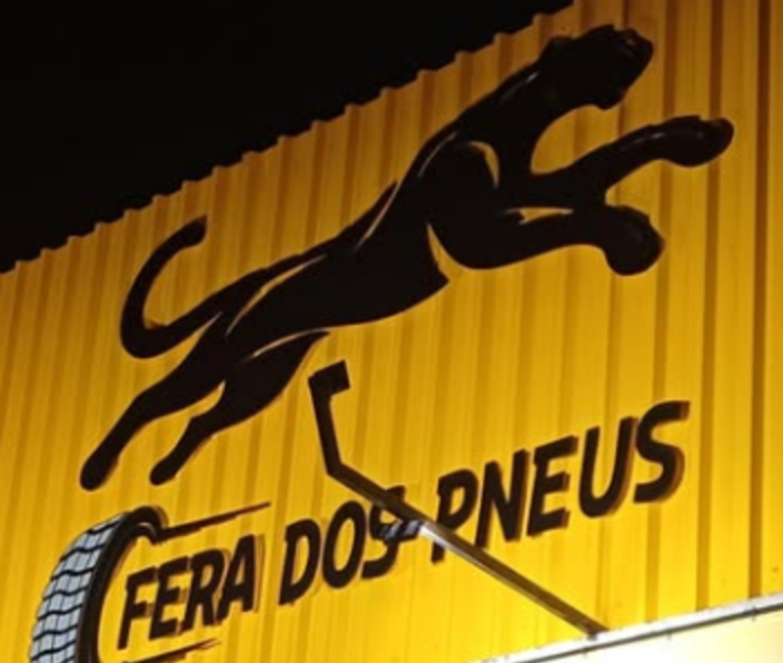 Letreiro da Fera dos Pneus com a pantera